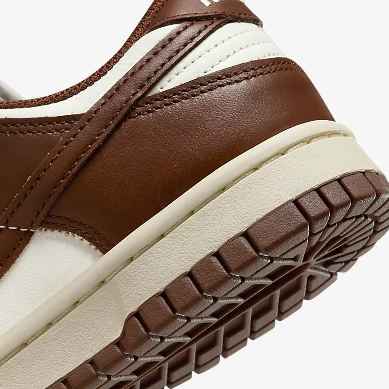 Жіночі кросівки Nike Dunk Low Cacao Wow DD1503-124 у біло-коричневому кольорі з шкіряним верхом, класичний силует Nike Dunk Low.