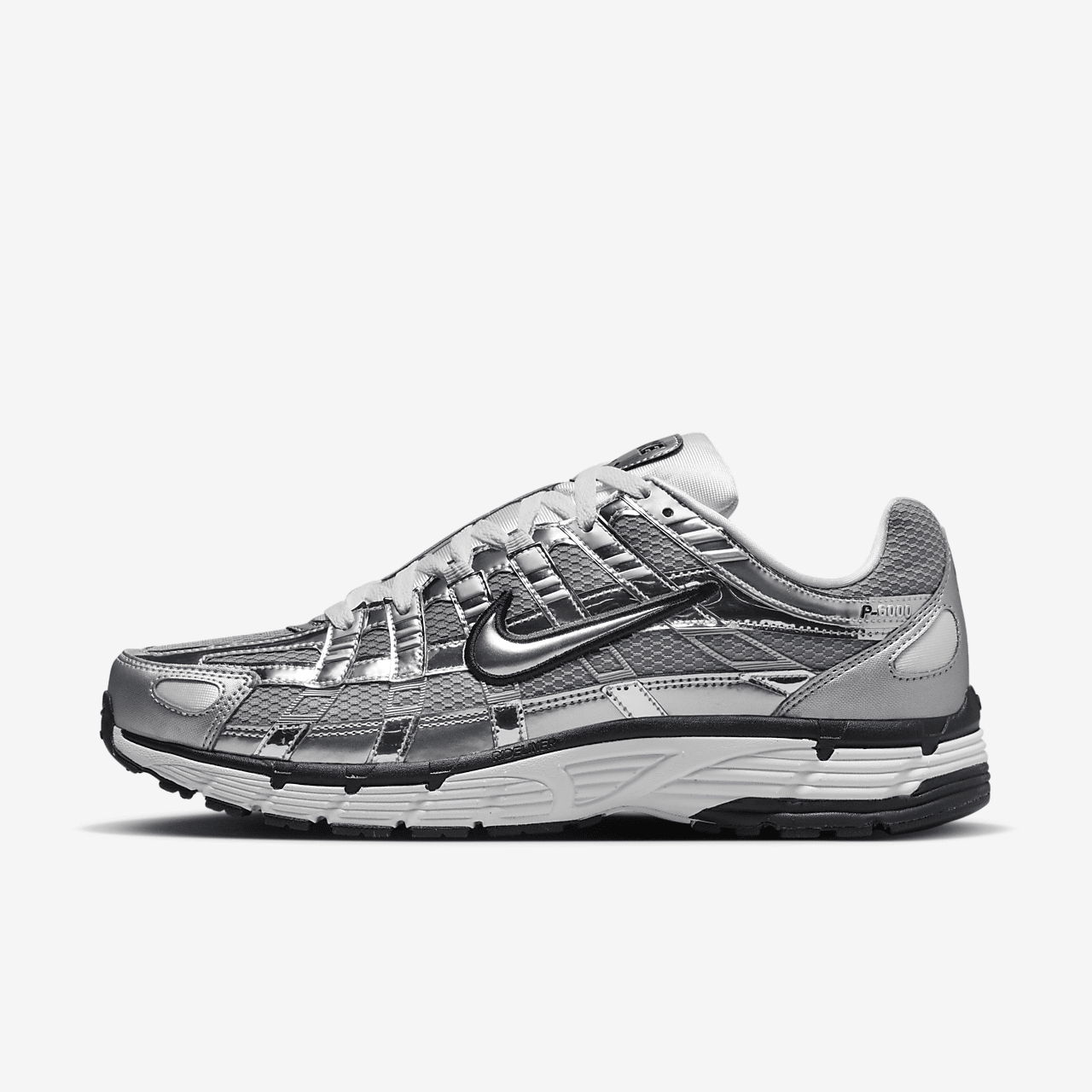 Кросівки Nike P-6000 Metallic Silver CN0149-001 у металево-сріблястому кольорі з білими деталями, сітчастим верхом і біговою підошвою.