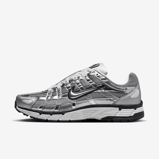 Кросівки Nike P-6000 Metallic Silver CN0149-001 у металево-сріблястому кольорі з білими деталями, сітчастим верхом і біговою підошвою.