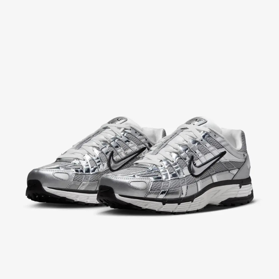 Кросівки Nike P-6000 Metallic Silver CN0149-001 у металево-сріблястому кольорі з білими деталями.