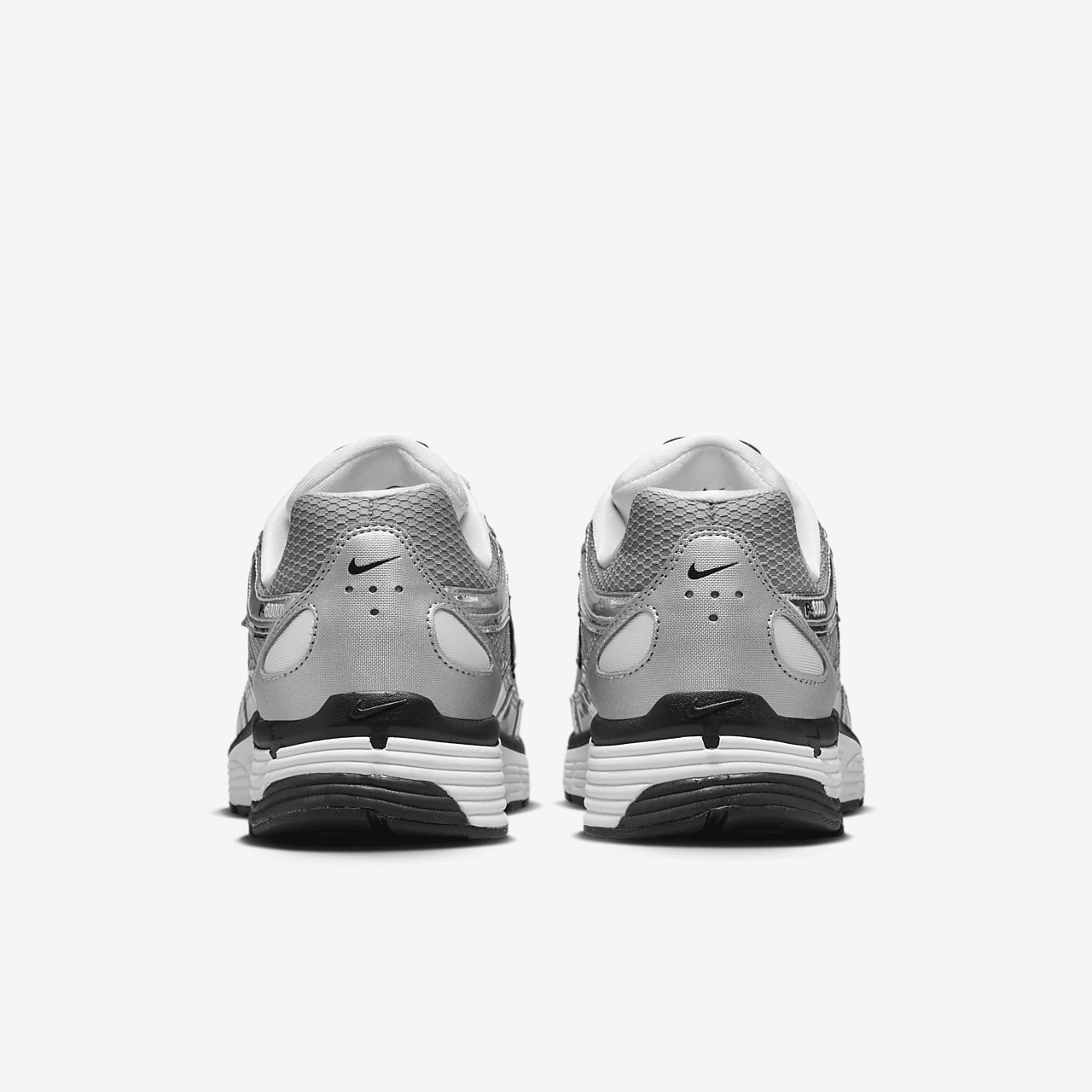 Кросівки Nike P-6000 Metallic Silver CN0149-001 у металево-сріблястому кольорі з білими деталями.