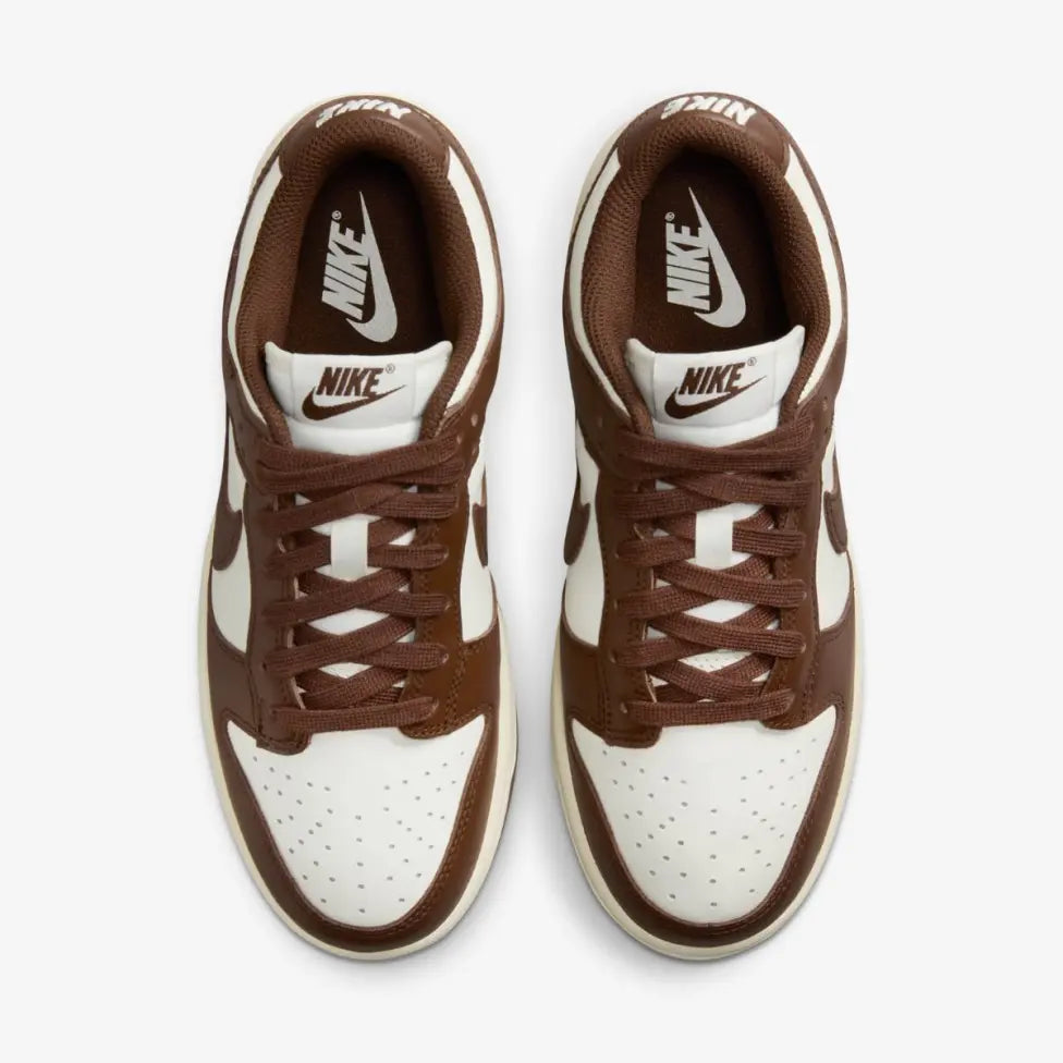 Жіночі кросівки Nike Dunk Low Cacao Wow DD1503-124 у біло-коричневому кольорі з шкіряним верхом, класичний силует Nike Dunk Low.