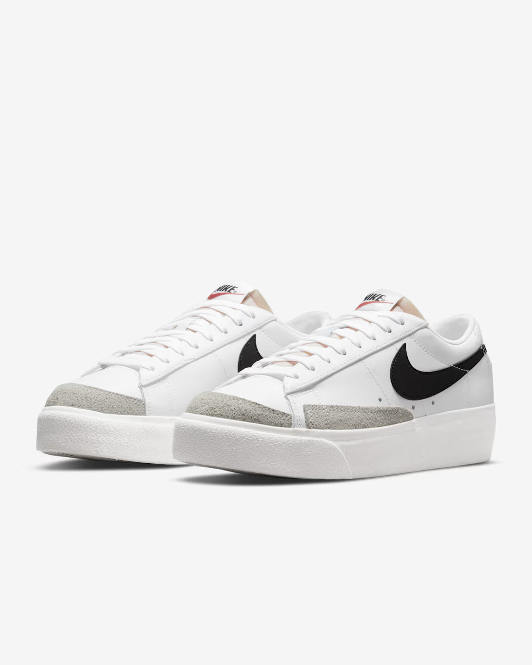 Жіночі кросівки Nike Blazer Low Platform DJ0292-101 у білому кольорі з шкіряним верхом та підошвою на платформі.